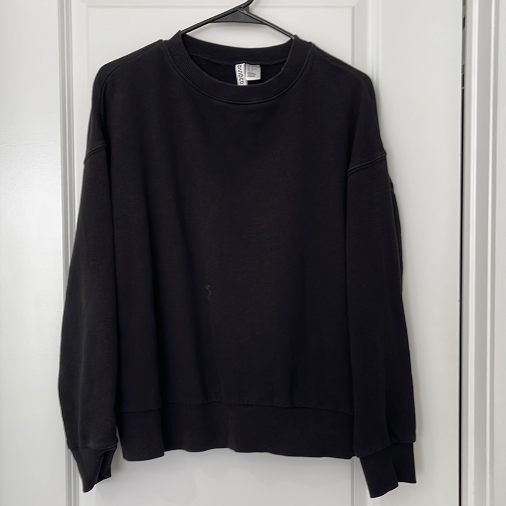 black crewneck sweatshirt (size: M)